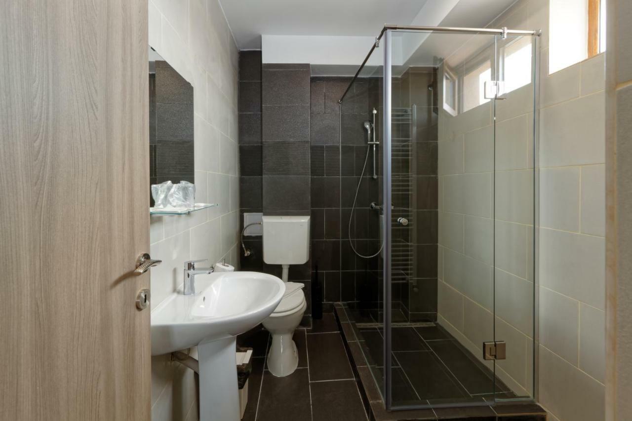 Hotel Bordeaux Galaţi Esterno foto